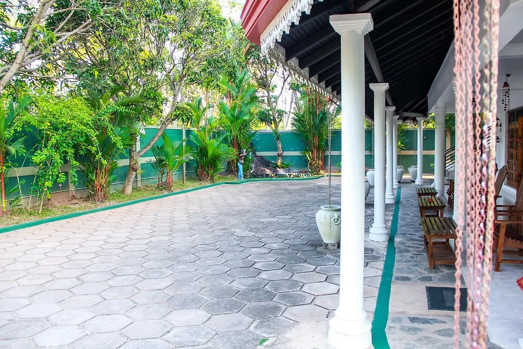 Negombo Village Guesthouse 2*,